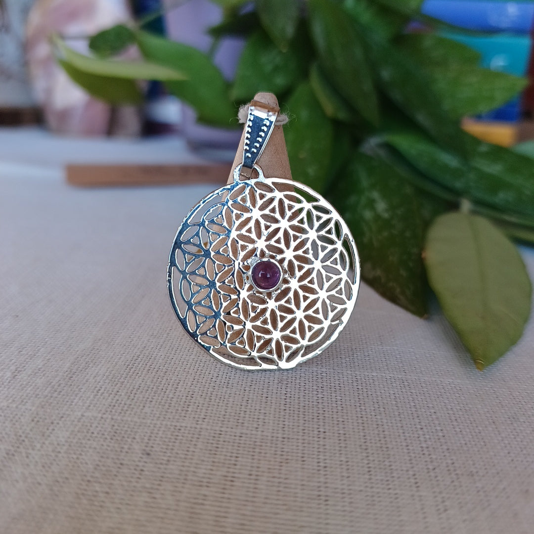 Medalha Banho de Prata Flor da Vida com Ametista