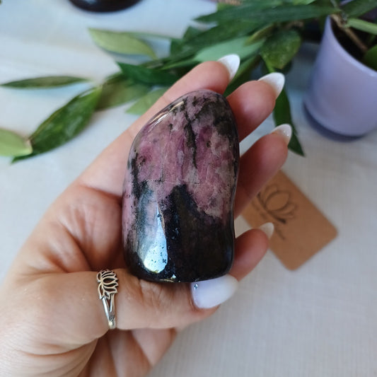 Rhodonite menhir