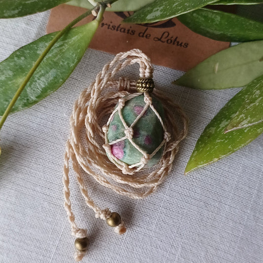 BeachWaves - Handmade Macramé Necklace with Zoisite with Ruby 