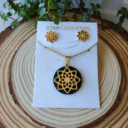 Conjunto Brincos e Fio em aço dourado Mandala com Shungite